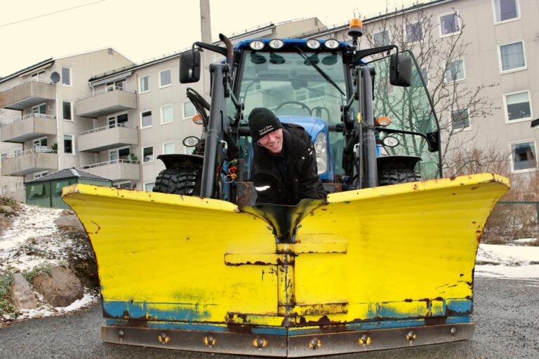 Vaktmester fra ABVK brøyter med snøplog
