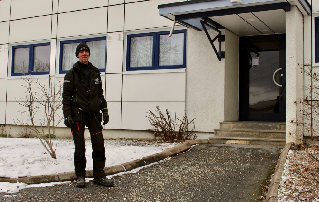 Vaktmester Kurt ved inngangsdør