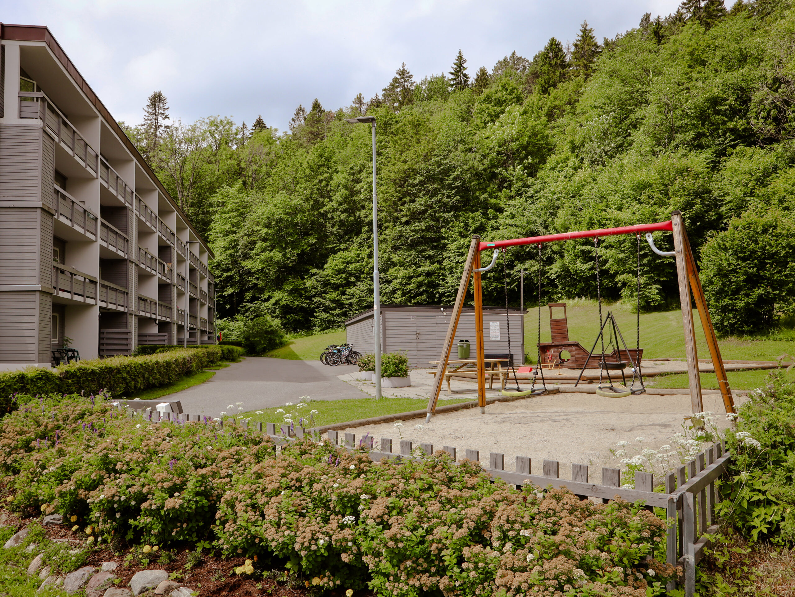 Velstelt grøntareal og uteområde ved boligfelt