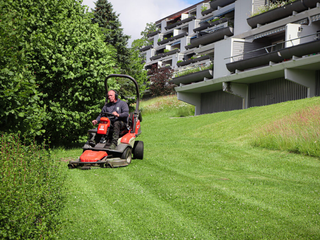 Gressklipping med ride-on klipper i borettslag i Bærum