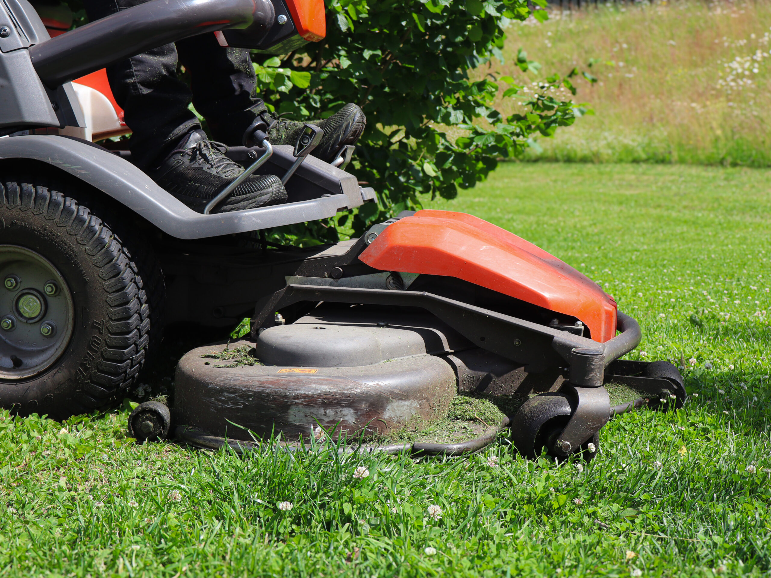 Gartner klipper plen med ride-on gressklipper