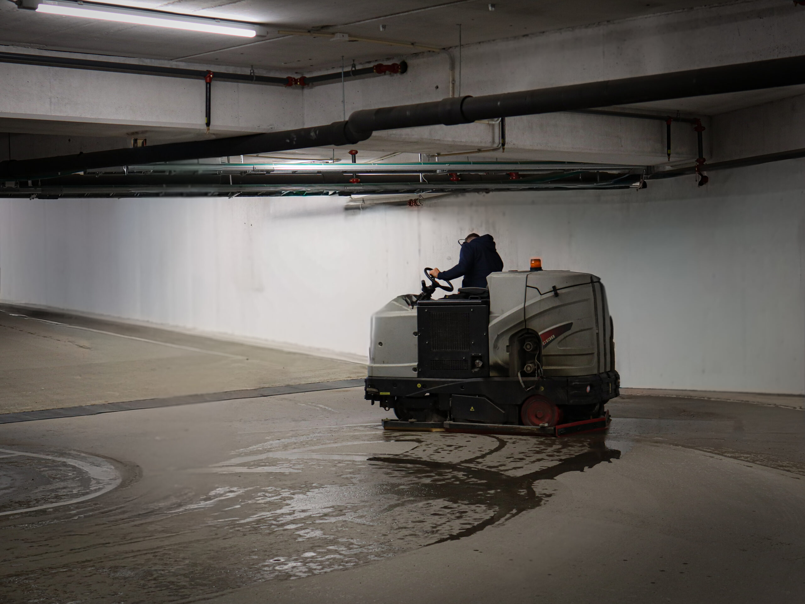 Feiemaskin med støvfilter i garasjeanlegg